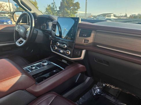 Used 2023 Ford Expedition Limited image 12