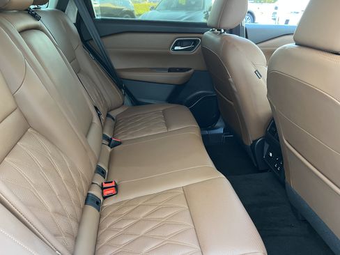 Used 2025 Nissan Rogue Platinum w/ Tech Package image 18