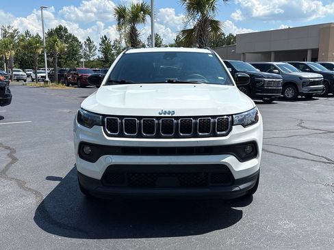 Used 2024 Jeep Compass Latitude AWD/4WD image 2
