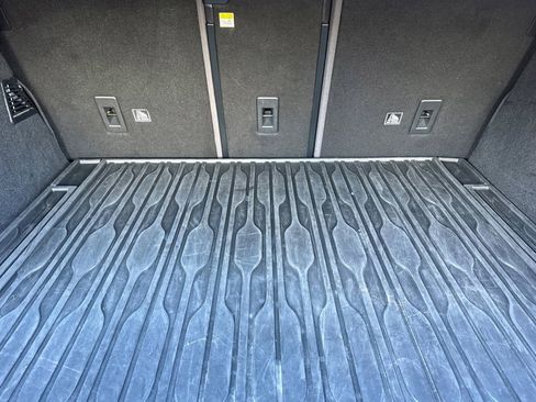 Used 2018 Land Rover Range Rover Velar R-Dynamic SE image 33