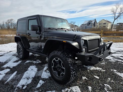 Used 2017 Jeep Wrangler Rubicon w/ Power Convenience Group image 8