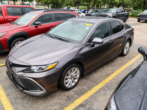 Used 2023 Toyota Camry LE FWD image 3