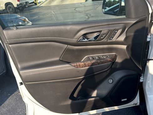 Used 2023 GMC Acadia Denali w/ Denali Ultimate Package FWD image 8