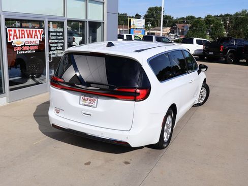 Used 2024 Chrysler Pacifica Touring-L FWD image 41
