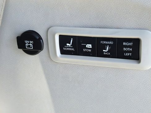 Used 2020 Chrysler Pacifica Limited image 36