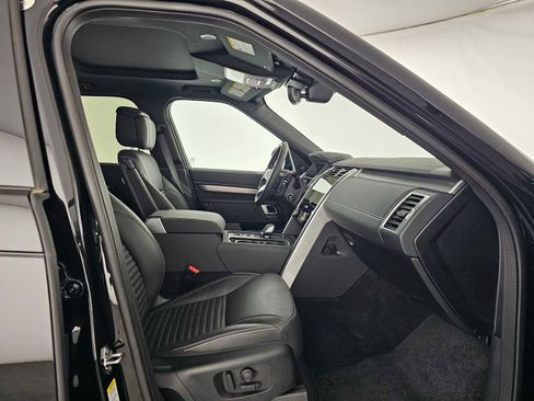 Used 2025 Land Rover Discovery Dynamic SE image 10