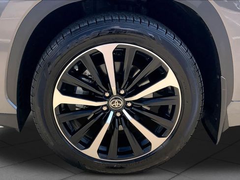 Used 2021 Toyota Highlander XSE FWD image 11