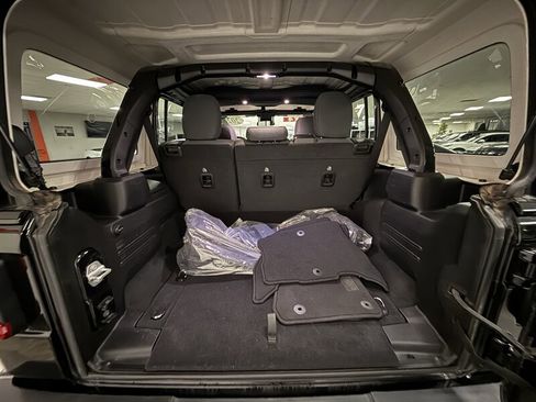 Used 2025 Jeep Wrangler Unlimited Sahara image 32