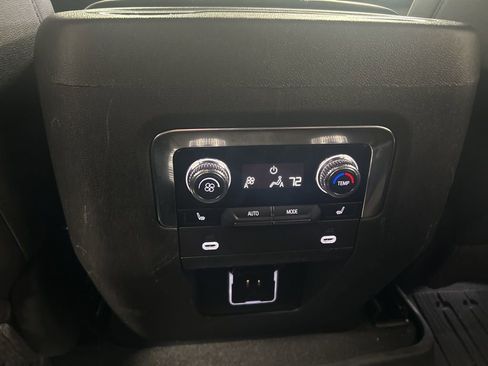 Used 2023 GMC Yukon XL SLT w/ SLT Luxury Package image 12