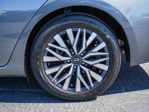 Used 2025 Nissan Altima 2.5 SV FWD image 11