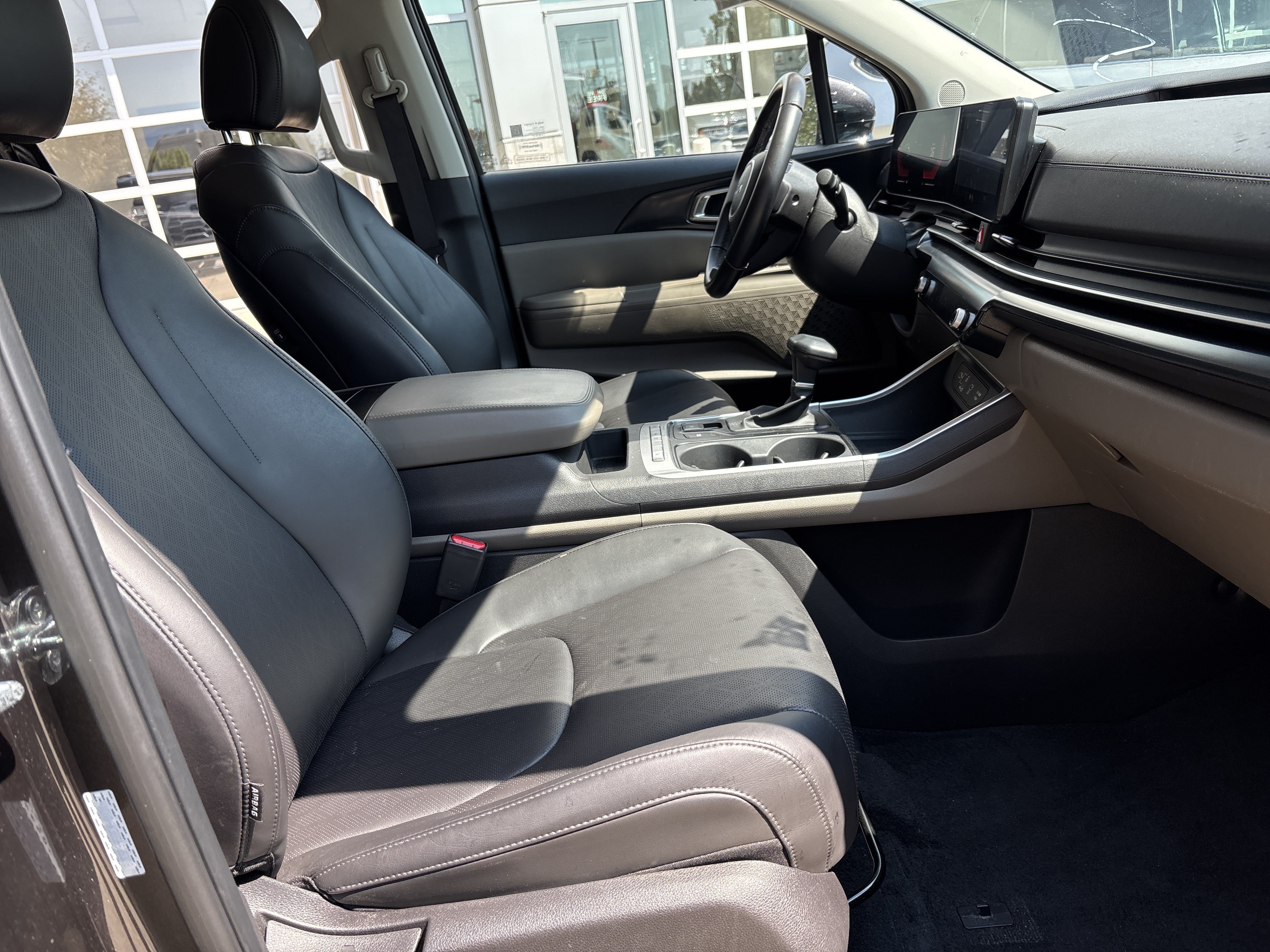 Used 2025 Kia Carnival FWD image 28