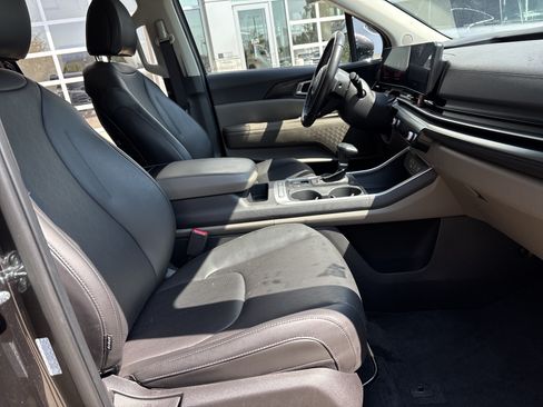 Used 2025 Kia Carnival FWD image 28