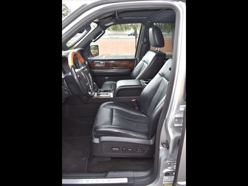 Used 2017 Lincoln Navigator Select image 15