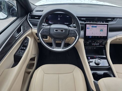 Used 2024 Jeep Grand Cherokee L Limited w/ Luxury Tech Group II AWD/4WD image 15