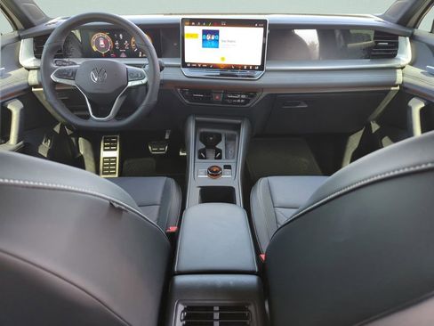 Certified 2025 Volkswagen Tiguan SE R-Line image 23