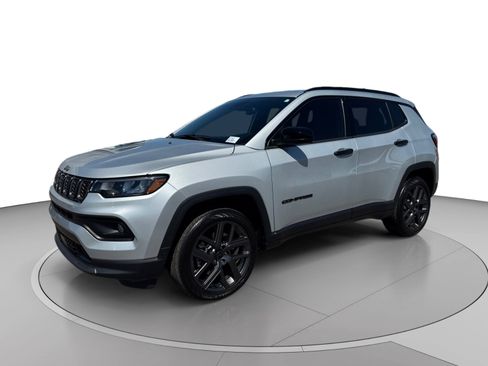 Used 2026 Jeep Compass Latitude AWD/4WD image 2