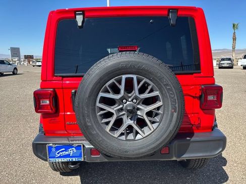 Used 2025 Jeep Wrangler Unlimited Sahara AWD/4WD image 4