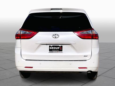 Used 2017 Toyota Sienna XLE image 4