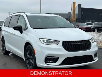 New 2026 Chrysler Pacifica Limited w/ S Appearance Package