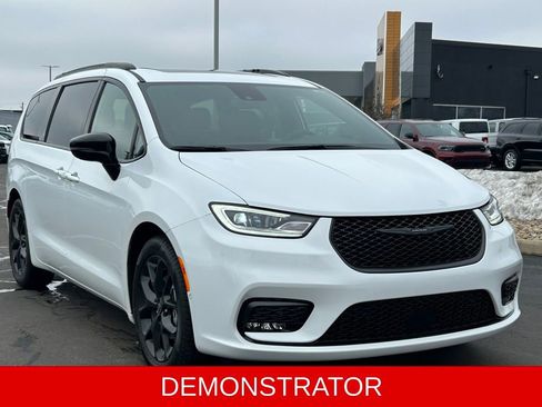 New 2026 Chrysler Pacifica Limited w/ S Appearance Package image 1