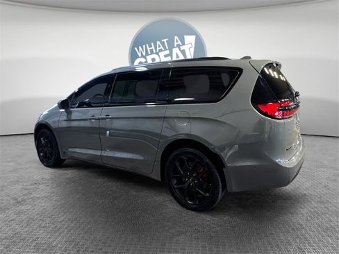 Used 2022 Chrysler Pacifica Touring-L w/ Uconnect Theater Family Group image 6