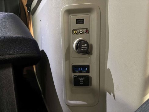 Used 2015 Chrysler Town & Country Touring-L w/ Driver Convenience Group image 15