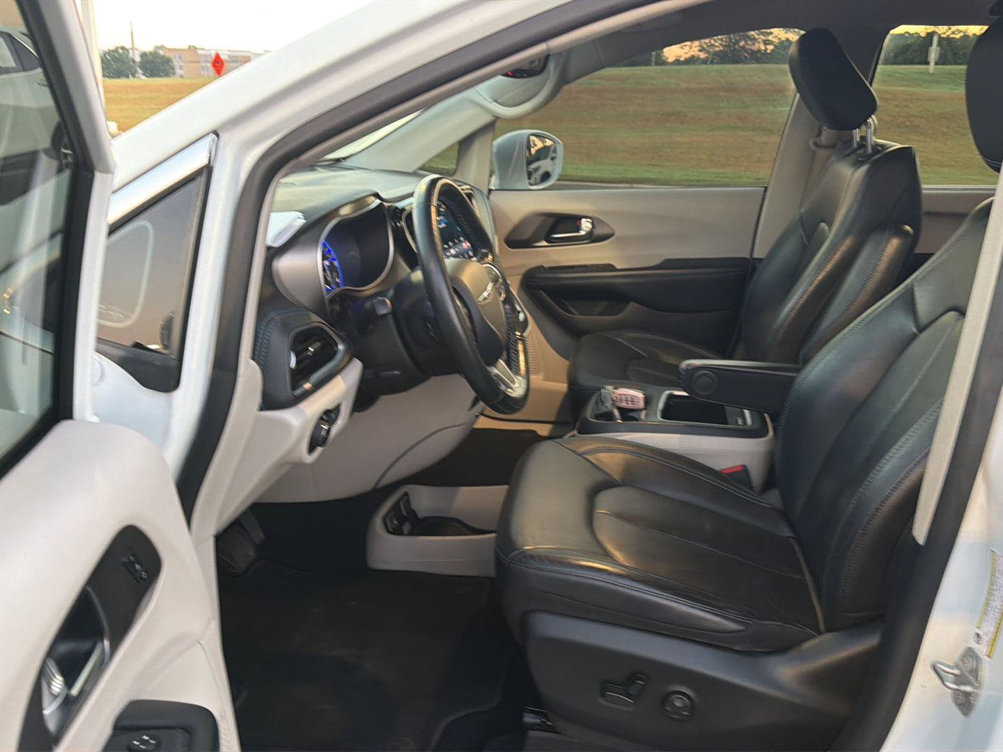 Used 2021 Chrysler Pacifica Touring-L FWD image 10