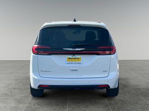 New 2026 Chrysler Pacifica Select AWD/4WD image 4