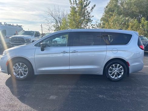 New 2026 Chrysler Pacifica Limited image 2
