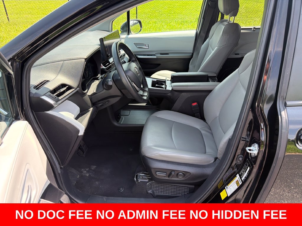 Used 2025 Toyota Sienna XLE FWD image 11