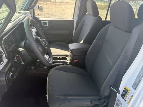 Used 2025 Jeep Wrangler Unlimited Sahara AWD/4WD image 13