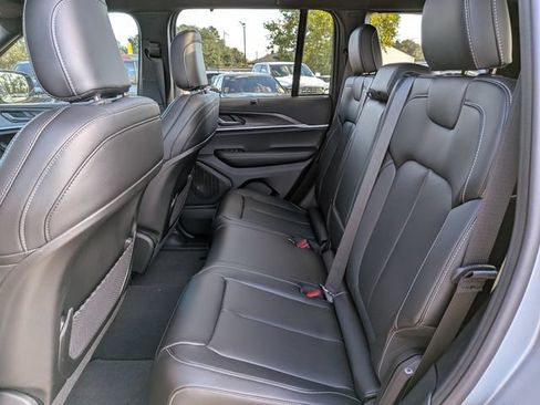 Used 2025 Jeep Grand Cherokee Limited w/ Luxury Tech Group II RWD image 11