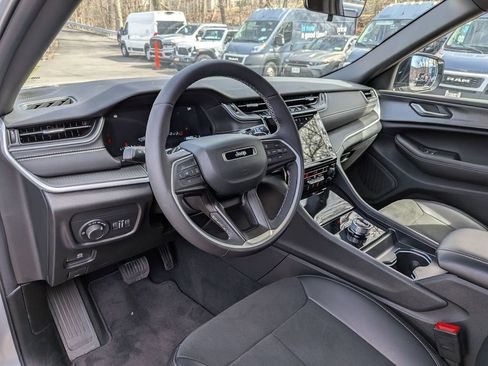 New 2025 Jeep Grand Cherokee Altitude AWD/4WD image 12