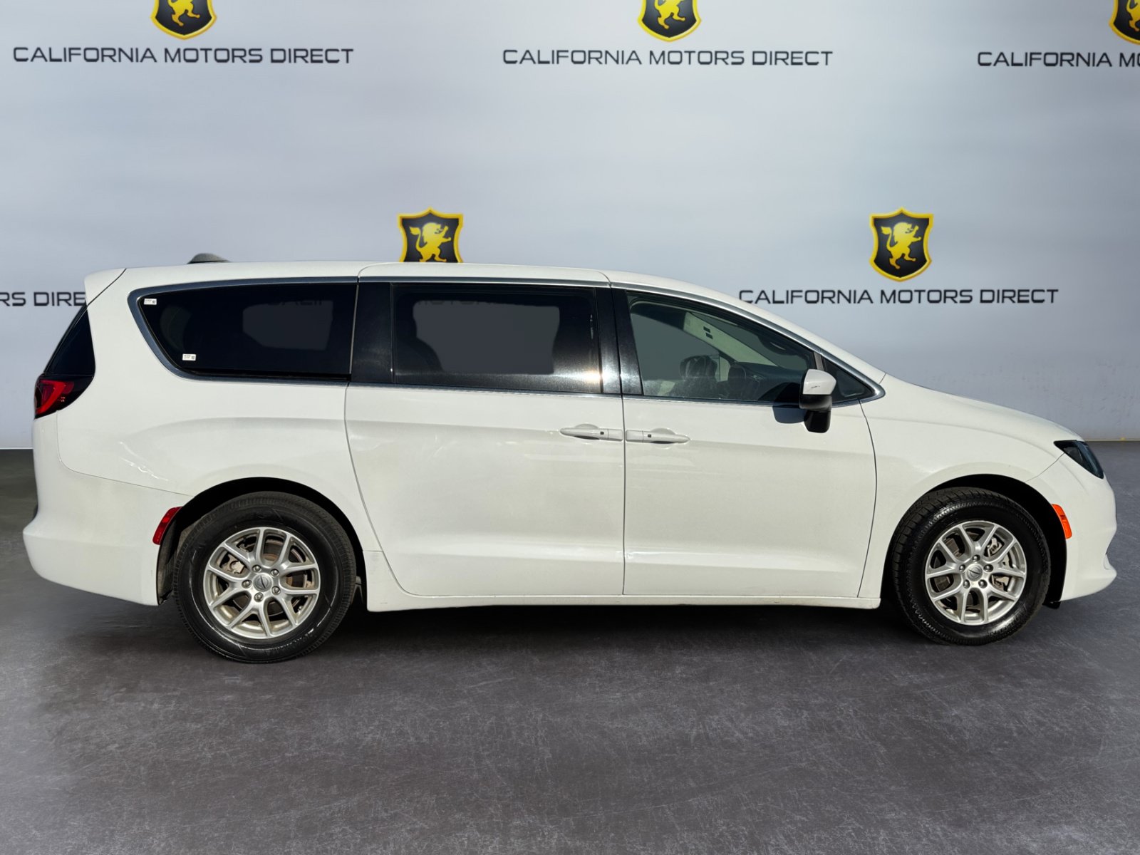 Used 2022 Chrysler Voyager LX FWD image 6