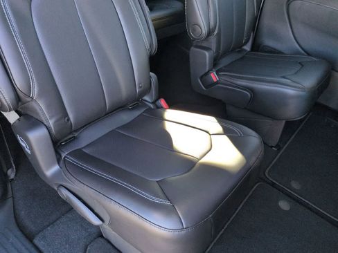 New 2026 Chrysler Pacifica Select image 12