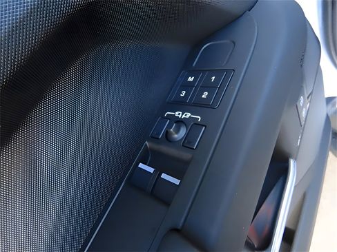 Used 2025 Land Rover Defender 90 S image 46