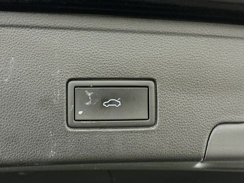 Used 2025 Volkswagen Atlas Cross Sport SE image 31