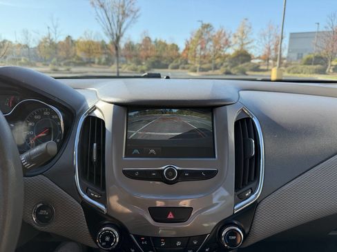 Used 2017 Chevrolet Cruze LT w/ Convenience Package image 22