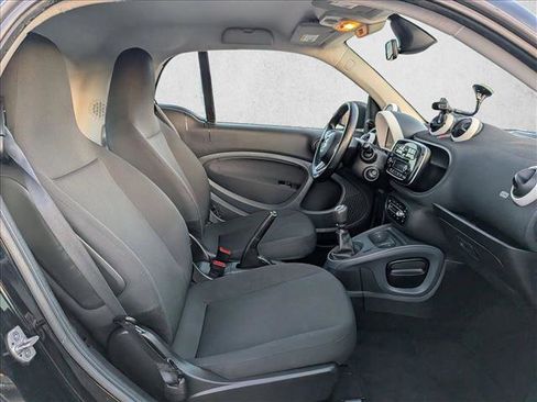 Used 2016 smart fortwo pure image 18