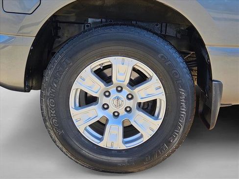 Used 2017 Nissan Titan SV image 23