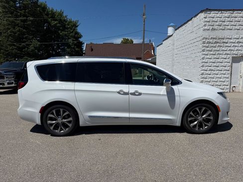 Used 2017 Chrysler Pacifica Limited FWD image 4