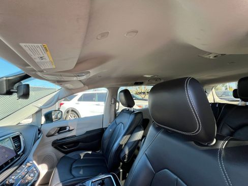 Used 2023 Chrysler Pacifica Touring-L image 32
