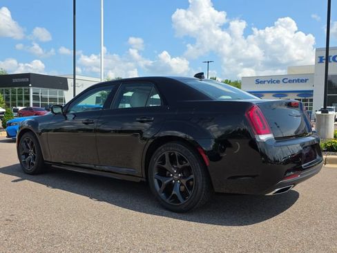 Used 2022 Chrysler 300 Touring L RWD image 5