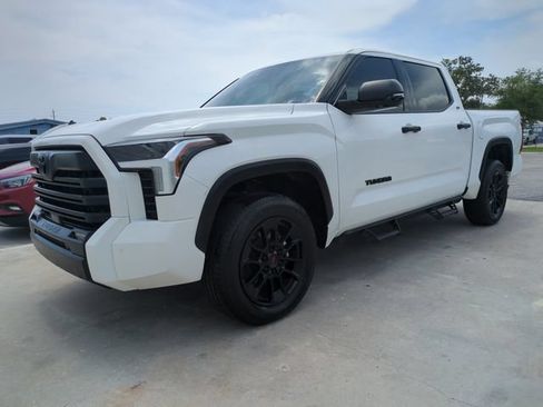 Used 2022 Toyota Tundra SR5 w/ SR5 Convenience Package AWD/4WD image 3