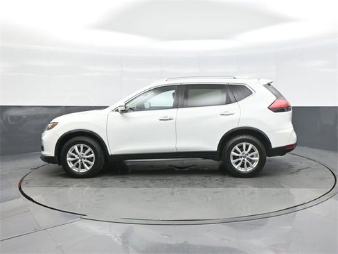 Used 2017 Nissan Rogue SV image 4