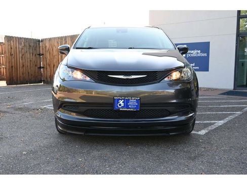 Used 2022 Chrysler Voyager LX image 4