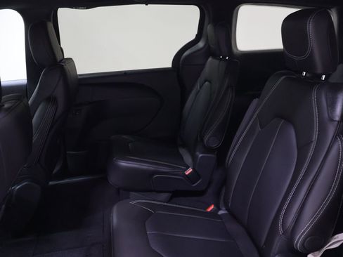 New 2027 Chrysler Pacifica Select AWD/4WD image 11