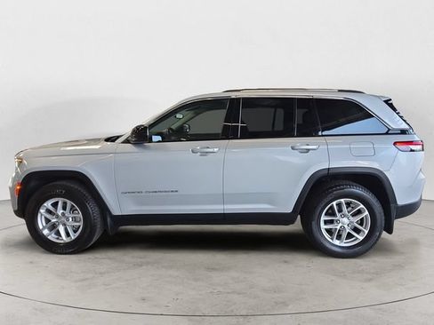 Used 2022 Jeep Grand Cherokee Laredo w/ Luxury Tech Group I AWD/4WD image 8