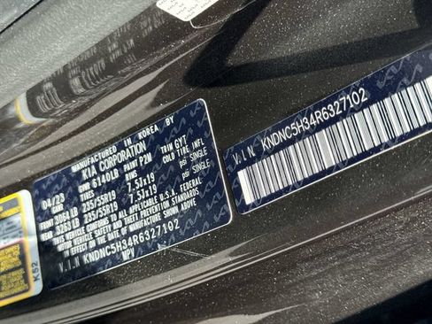 Used 2024 Kia Carnival EX FWD image 32
