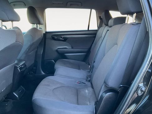 Used 2022 Toyota Highlander LE image 26